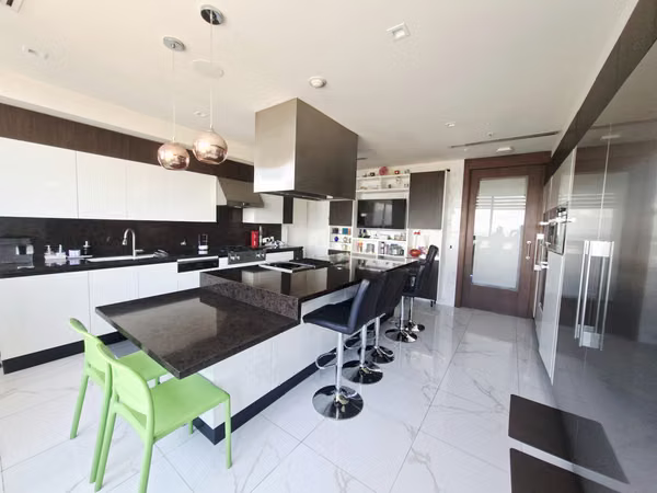 LA VISTA Duplex Penthouse  US$2,200,000