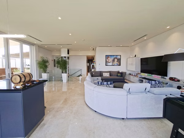 LA VISTA Duplex Penthouse  US$2,200,000