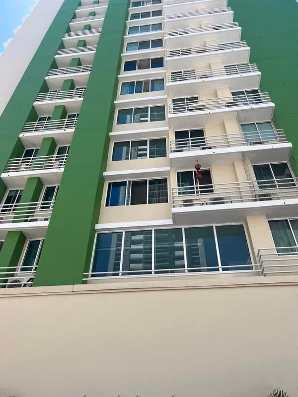 Banco vende apartamento en PH GREEN PARK, Condado del Rey (d)