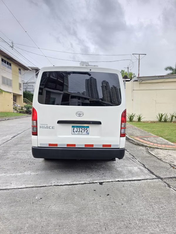 Toyota Hiace PANEL 2024 Manual Diesel en EXCELENTES CONDICIONES POCO USO 81,000 Kilometros Precio 25,999 NEGOCIABLE