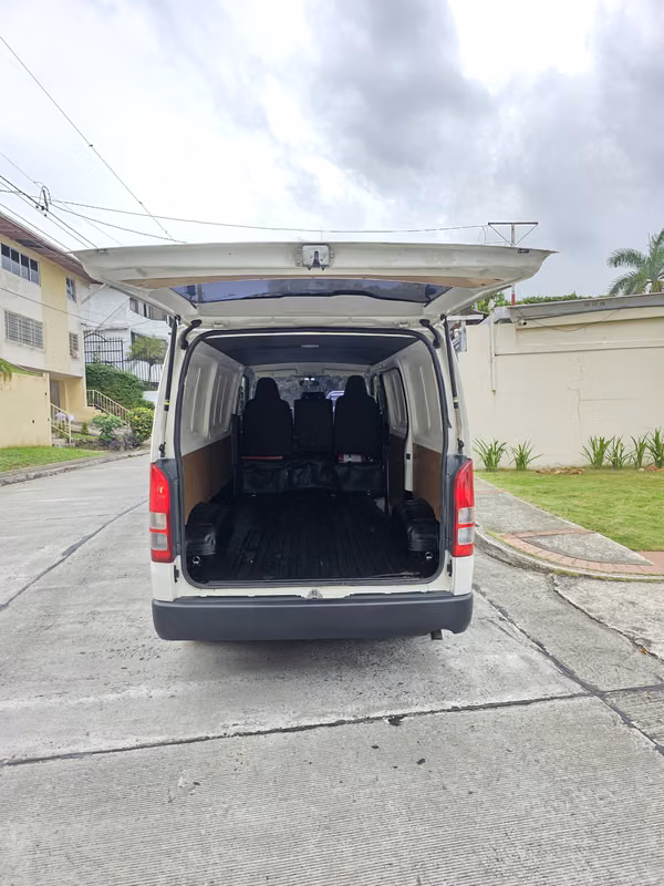 Toyota Hiace PANEL 2024 Manual Diesel en EXCELENTES CONDICIONES POCO USO 81,000 Kilometros Precio 25,999 NEGOCIABLE