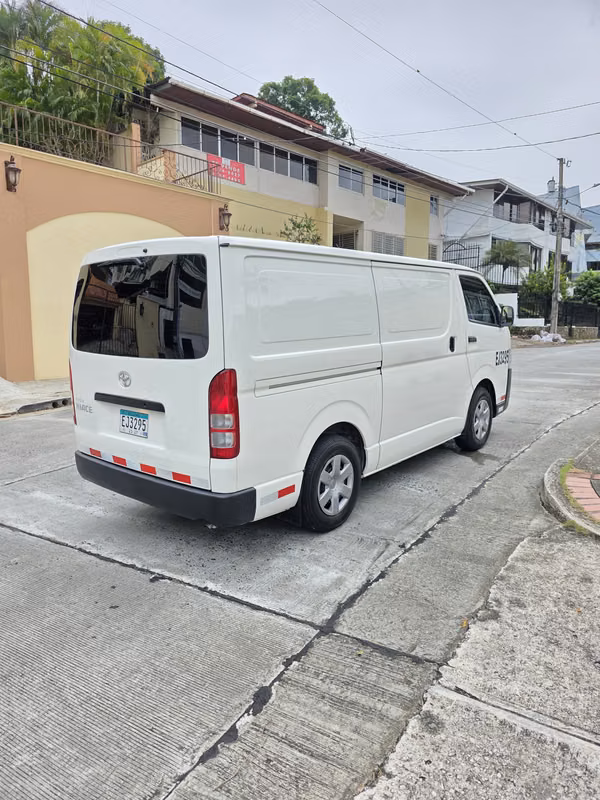 Toyota Hiace PANEL 2024 Manual Diesel en EXCELENTES CONDICIONES POCO USO 81,000 Kilometros Precio 25,999 NEGOCIABLE