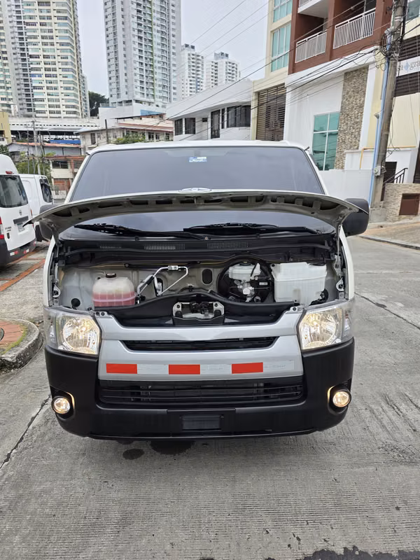 Toyota Hiace PANEL 2024 Manual Diesel en EXCELENTES CONDICIONES POCO USO 81,000 Kilometros Precio 25,999 NEGOCIABLE