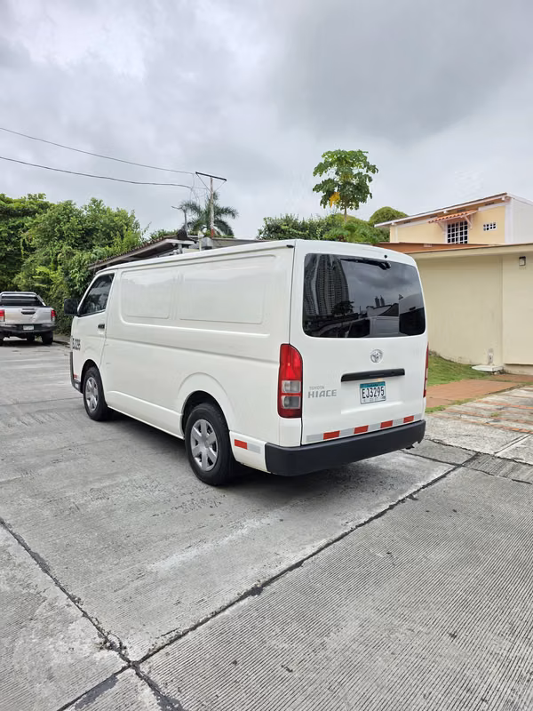 Toyota Hiace PANEL 2024 Manual Diesel en EXCELENTES CONDICIONES POCO USO 81,000 Kilometros Precio 25,999 NEGOCIABLE