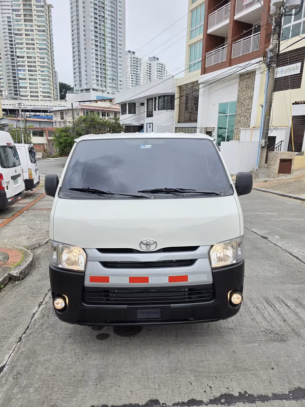 Toyota Hiace PANEL 2024 Manual Diesel en EXCELENTES CONDICIONES POCO USO 81,000 Kilometros Precio 25,999 NEGOCIABLE