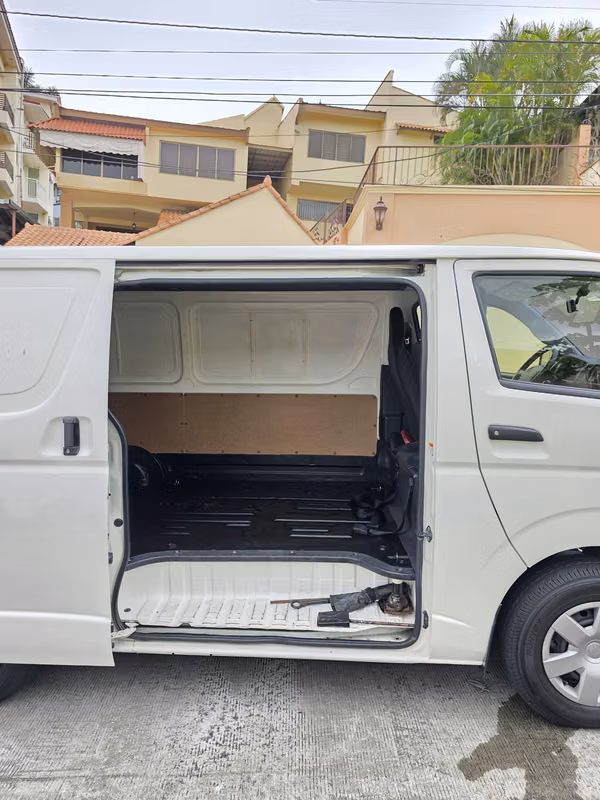 Toyota Hiace PANEL 2024 Manual Diesel en EXCELENTES CONDICIONES POCO USO 81,000 Kilometros Precio 25,999 NEGOCIABLE