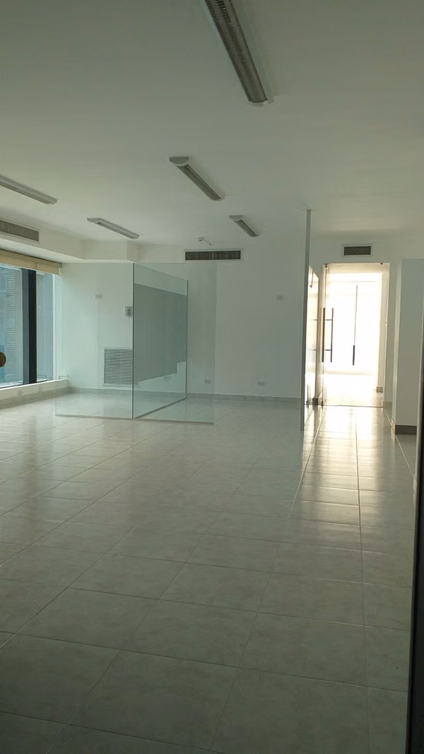 ALQUILAMOS OFICINA DE 200 MT, AREA BANCARIA B/1700.00