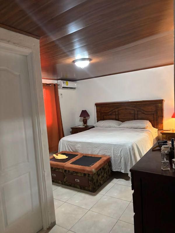 ¡OPORTUNIDAD ÚNICA! CASA REMODELADA EN ALTOS DEL CRISOL (CAMRO)
