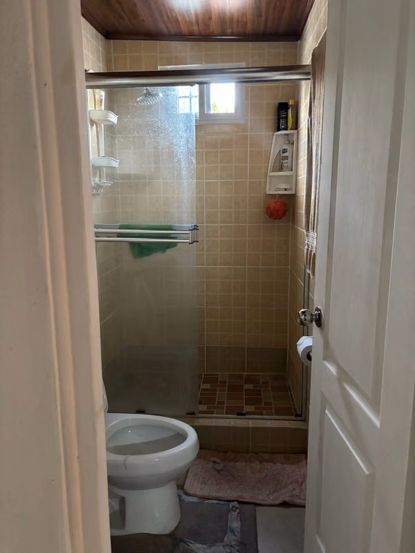 ¡OPORTUNIDAD ÚNICA! CASA REMODELADA EN ALTOS DEL CRISOL (CAMRO)