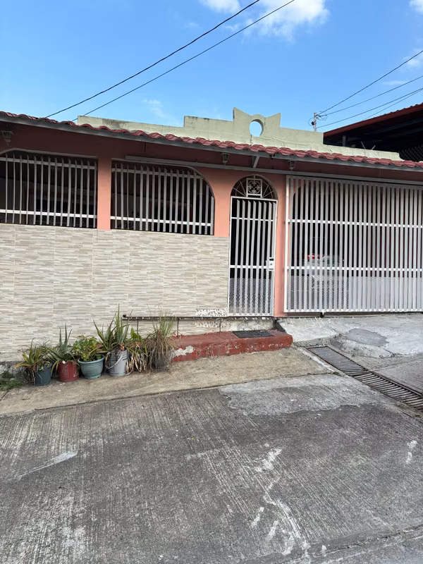 ¡OPORTUNIDAD ÚNICA! CASA REMODELADA EN ALTOS DEL CRISOL (CAMRO)