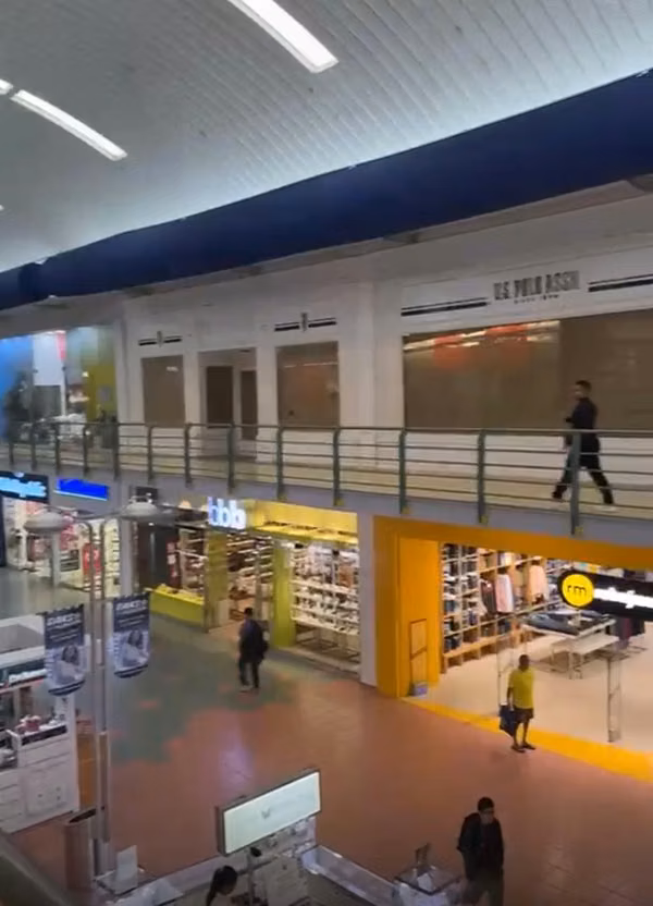 ALBROOK MALL PASILLO CENTRAL 66 M2 A $2,700 PLANTA ALTA