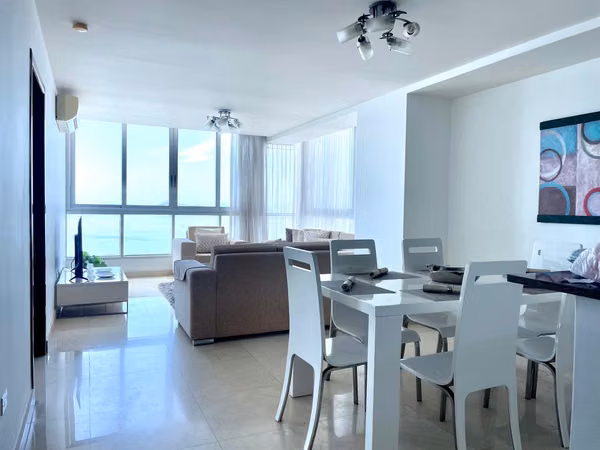 For rent Apartment for rent, Avenida Balboa, in front of the sea.