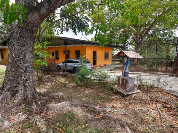 Land for sale with construction on theTransístmica