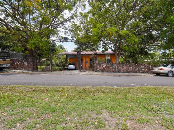 Land for sale with construction on theTransístmica