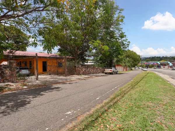 Land for sale with construction on theTransístmica