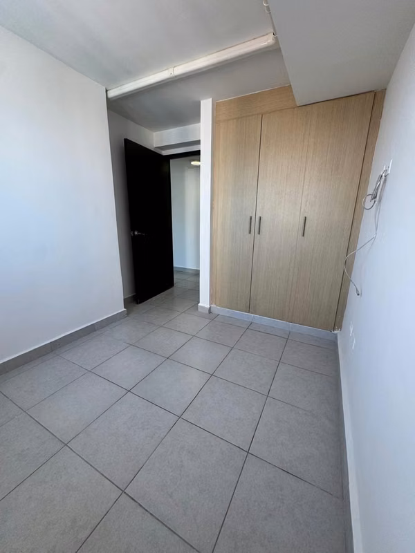 I rent 3 bedrooms in a Premium PH - Semi furnished - Near Omar Park