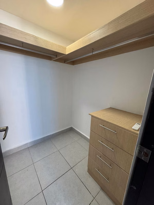 I rent 3 bedrooms in a Premium PH - Semi furnished - Near Omar Park