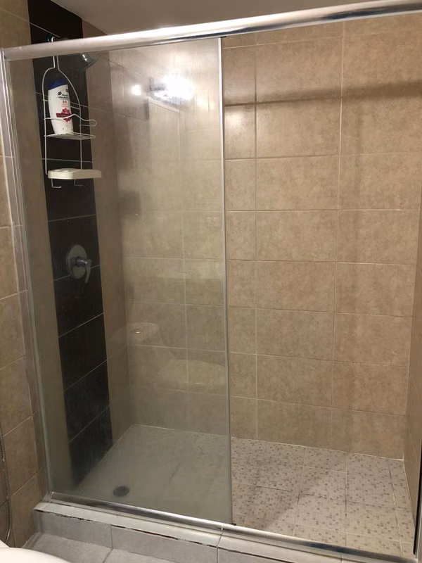 I rent 3 bedrooms in a Premium PH - Semi furnished - Near Omar Park