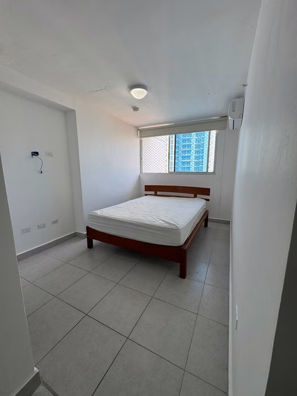 I rent 3 bedrooms in a Premium PH - Semi furnished - Near Omar Park