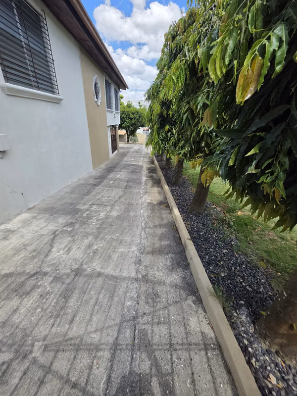 House for Sale, walking distance to Subway