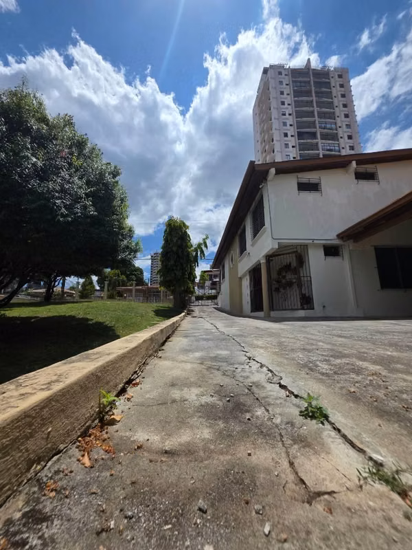 House for Sale, walking distance to Subway