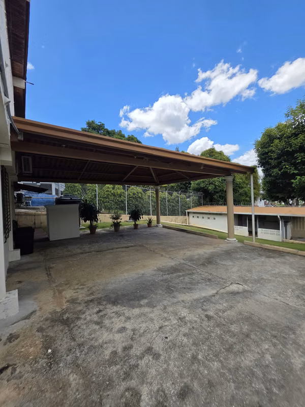 House for Sale, walking distance to Subway