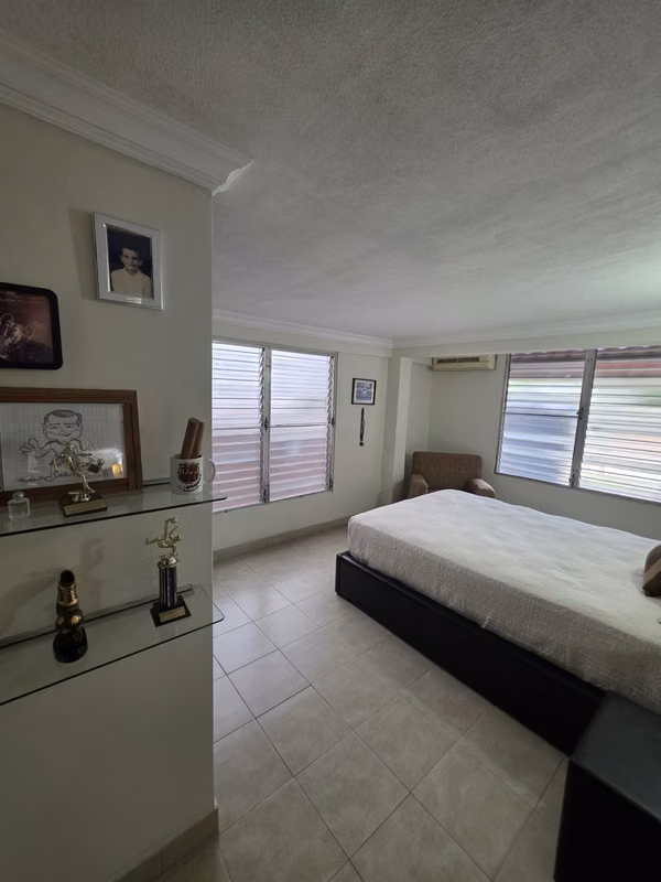 House for Sale, walking distance to Subway