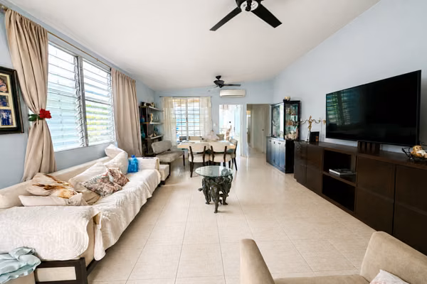 Brisas del Golf Home | 300 m², Prime Location ID 25955