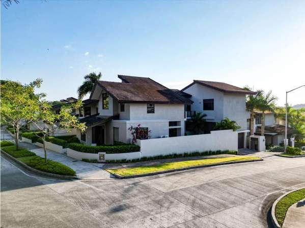 CASA EN VENTA EN PANAMÁ PACÍFICO – PH NATIVA CON TERRAZA