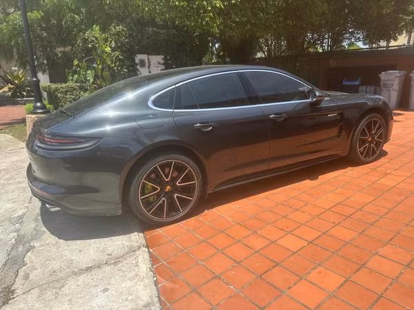 Porsche : Panamera 4E Hybrid Año: 2018