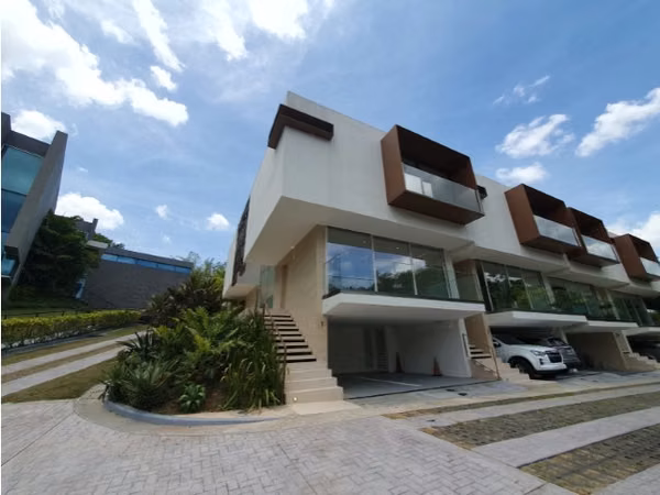 Moderno Town Houses en Clayton Heights de 3 niveles