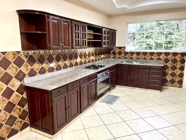 SPACIOUS HOUSE FOR RENT IN EXCELLENT RESIDENTIAL AREA IN DAVID