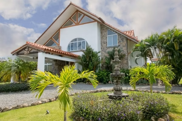 ¡Sumérgete en una Vida de Lujo en Punta Barco Village!