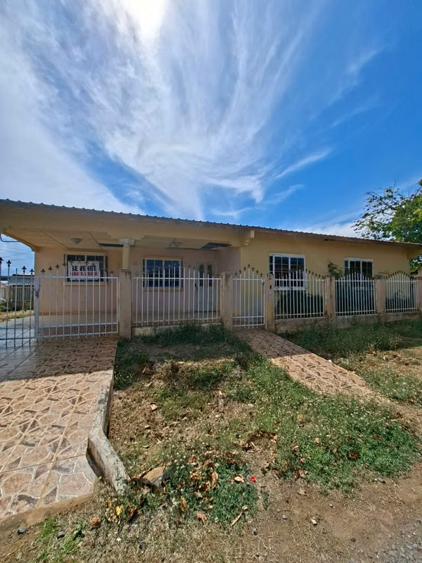 Bank sells house in Chitré, Los Sauces Urbanization, Llano Bonito