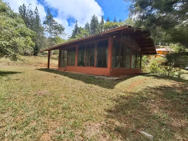 Se vende lote con casita en Altos de Cerro Azul