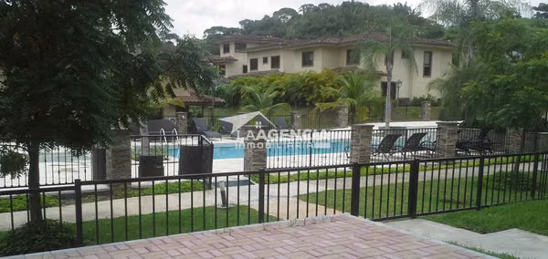 Clayton, Venta de Casa tipo Town House en Embassy Club con terraza
