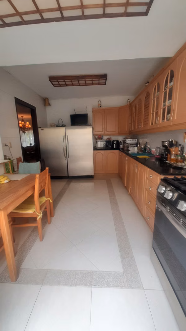 Casa en Venta en Diablo con Buen Patio y Terraza.