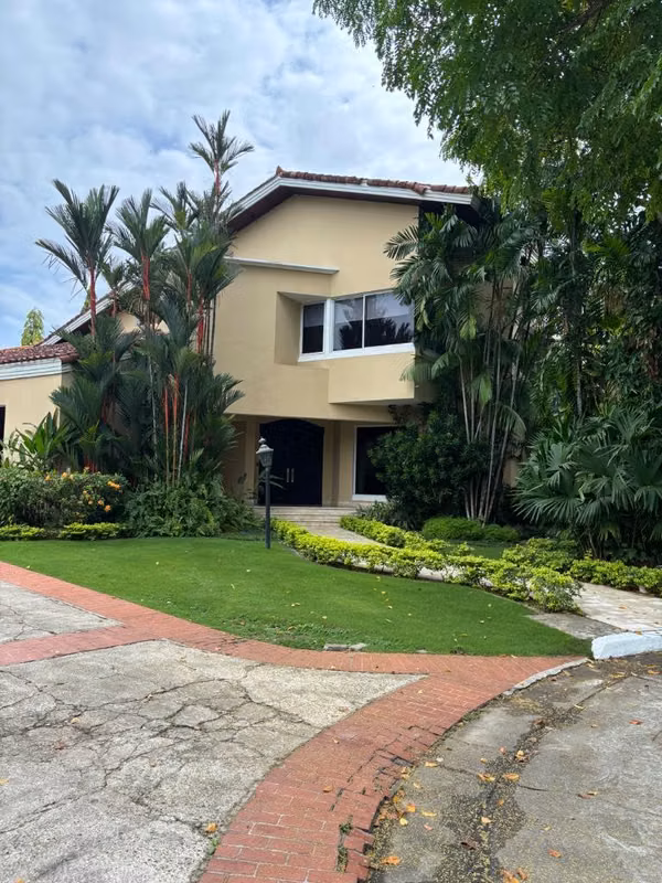 *Se Vende* Hermosa Casa en Altos del Golf