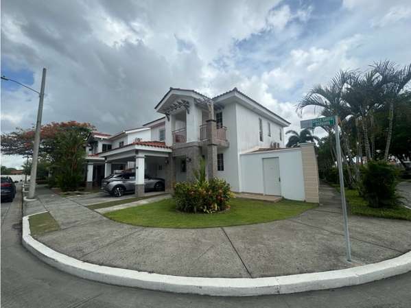 Venta de casa remodelada en esquina | Quintas de Versalles, Costa Sur