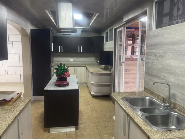 Venta de Casa en Brisas del Golf Occidente PISCINA Y BAR  NEGOCIABLE