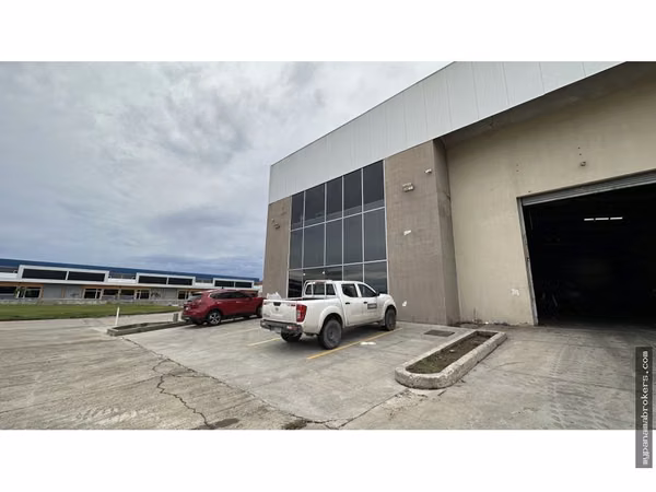 Venta y alquiler de galera en Parque Industrial de las Américas