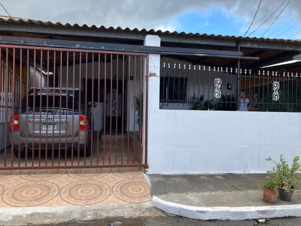 Se vende CASA en Parque Real