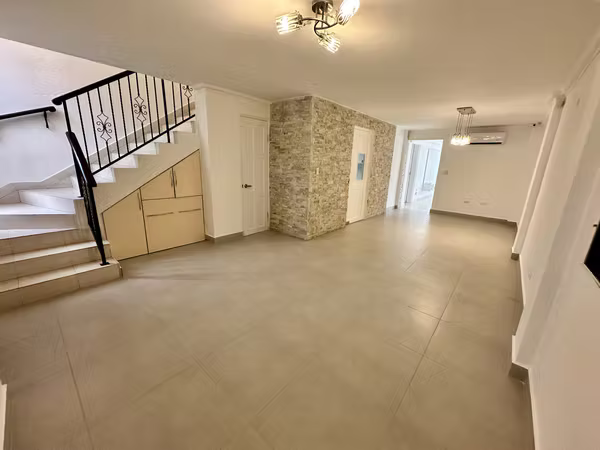Se vende casa en Condado del Rey, Dorado Lake