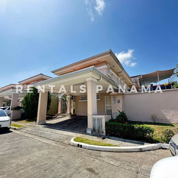 Corner house for sale in Condado del Rey, PH Altos del Country