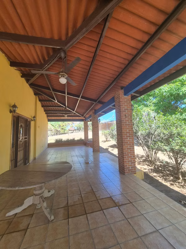 VENDO Playa Corona steps from the sea, House a 4R3B floor and beautiful trees.