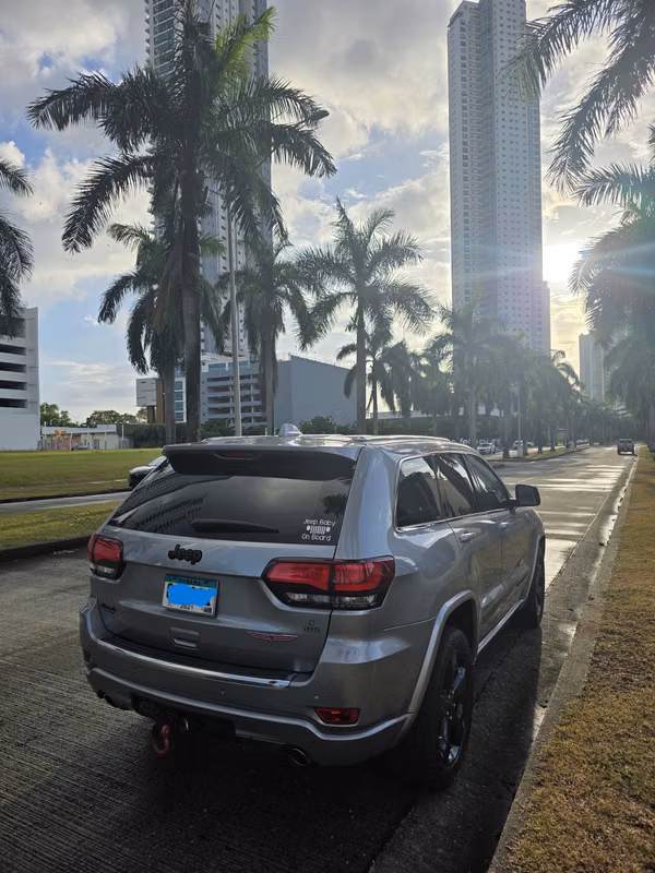 "Jeep Grand Cherokee 2015: Lujo, Potencia y Confort Familiar en Excelente Estado"