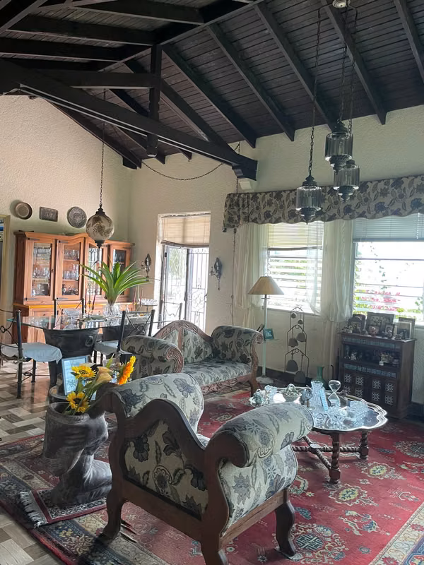 VENTA DE CASA EN LAS CUMBRES , CON  GRAN TERRENO