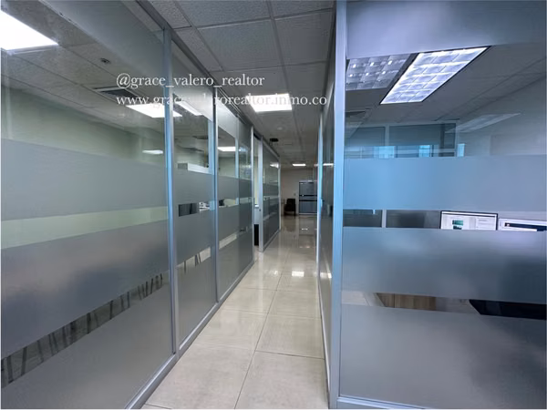 Furnished office for rent in Torre Banesco with soundproof partitions