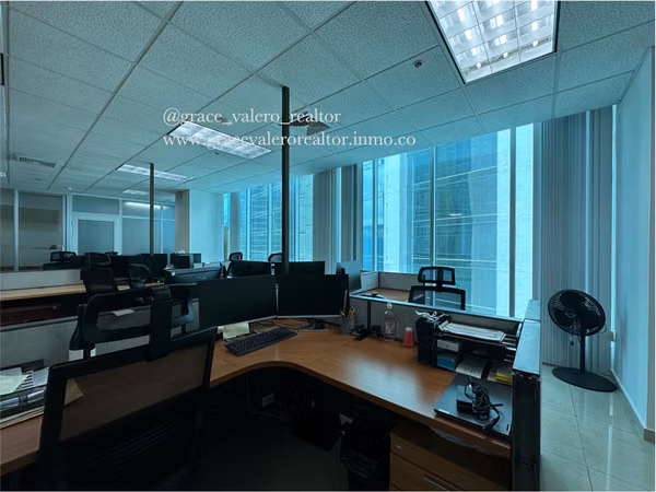 Furnished office for rent in Torre Banesco with soundproof partitions