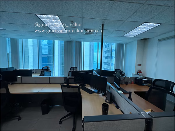 Furnished office for rent in Torre Banesco with soundproof partitions